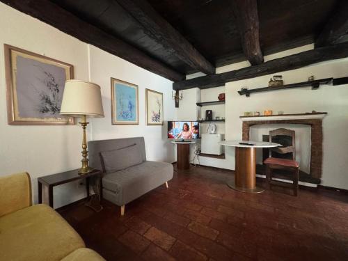 a living room with a couch and a fireplace at Locanda Motto del Gallo in Taverne