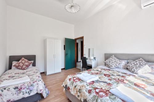 a bedroom with two beds and a desk at Apt Venice City in Mestre