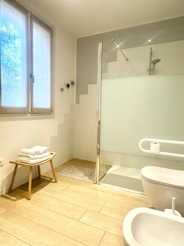 a bathroom with a shower and a toilet at VeronaLago B&B Accessibile in Bussolengo