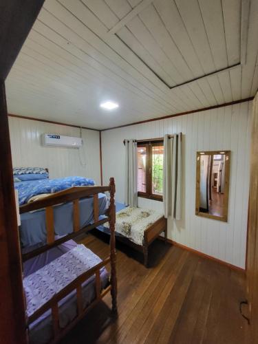 a room with two bunk beds and a window at Casa Rincón Del Viajero in Eldorado