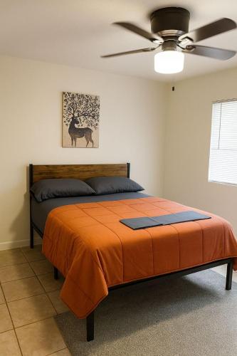 ein Schlafzimmer mit Bett und Deckenventilator in der Unterkunft Cabana in Miami