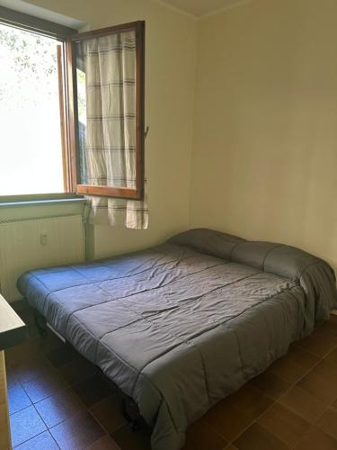 a bed in a room with a window at Il mini rifugio di Pietro in Miroglio