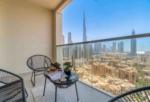 Vogue Vacation Homes, Downtown Bellevue Towers near Burj Khalifa and Dubai Mall, Two Bedroom Apartment with Balcony and Burj Khalifa View, Full Access to all Amenities