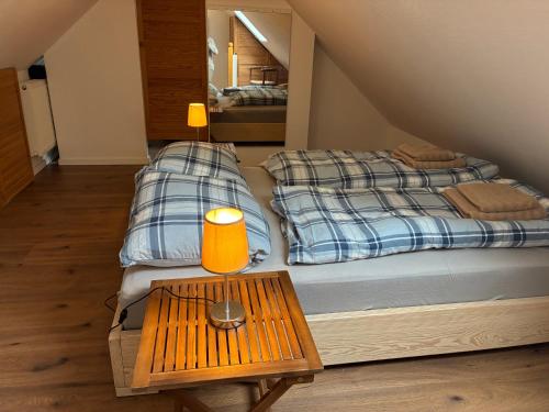 a bedroom with two twin beds and a table at Beim Schlangenkönig in Straupitz