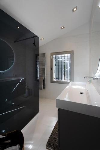 Property with pool and independent studio in Aix