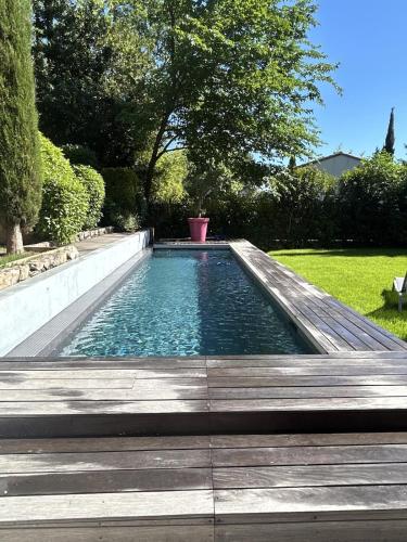 Property with pool and independent studio in Aix