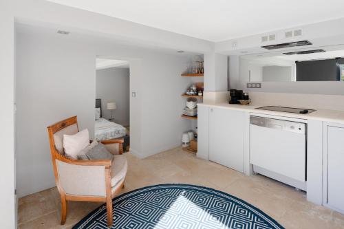 Property with pool and independent studio in Aix