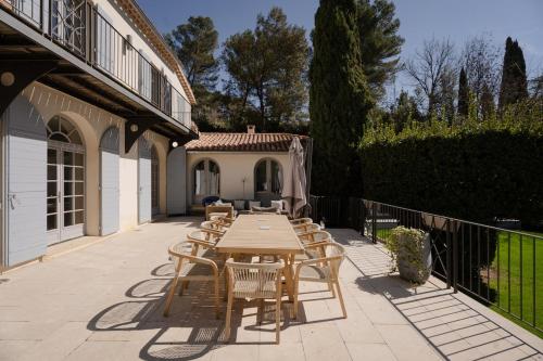 Property with pool and independent studio in Aix