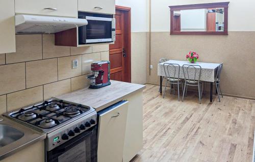 1 Bedroom Beautiful Apartment In Chmielno