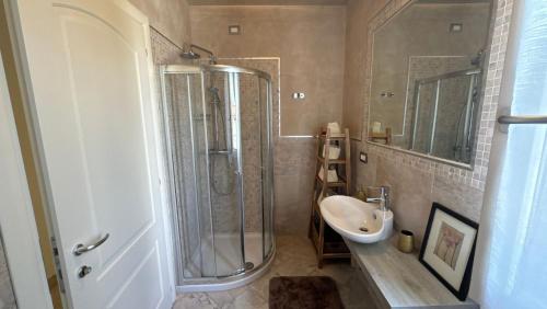 a bathroom with a shower and a sink at Villa singola con piscina Quinta Est in Rosolina
