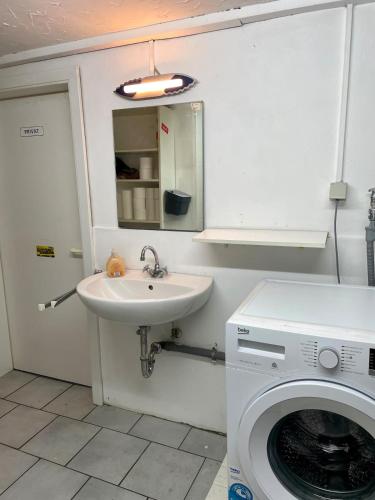 a bathroom with a sink and a washing machine at Haus in Kamen Nähe Sportschule in Kamen