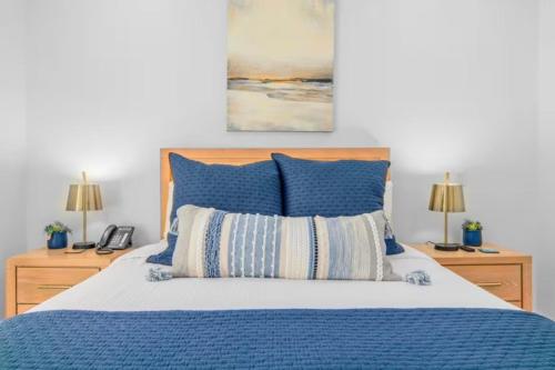 a bedroom with a blue bed with blue pillows at Glamorous and modern beach apartment Eagle beach ARUBA in Savaneta