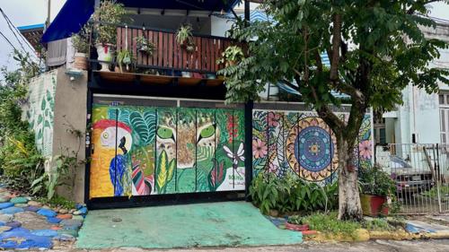 a mural on the side of a building with a tree at Hostel La petite maison de Diana in Asunción