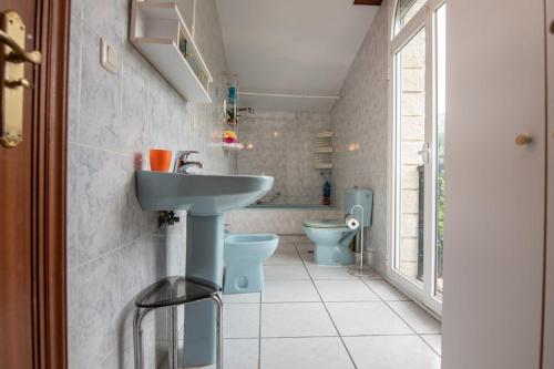 a bathroom with a sink and a toilet at La Zinca in Cambre