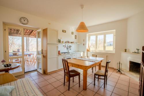 a kitchen and dining room with a table and chairs at Casa Simone in Torella deʼ Lombardi