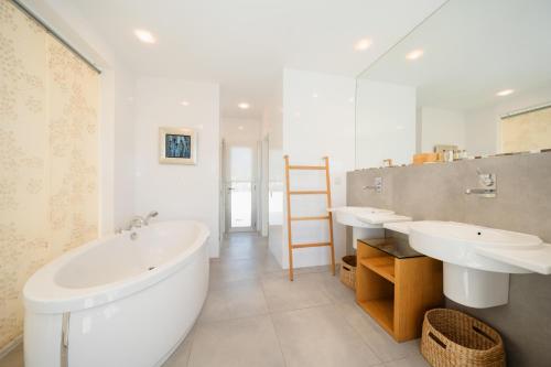 Villa Privada con Piscina y Jardín en Las Chapas, Marbella