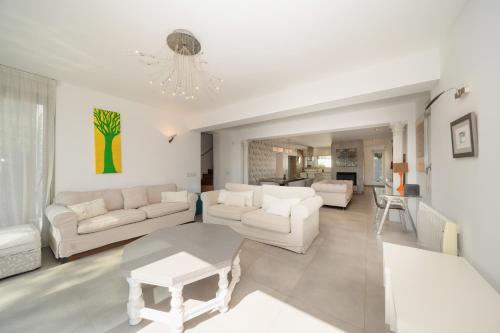 Villa Privada con Piscina y Jardín en Las Chapas, Marbella