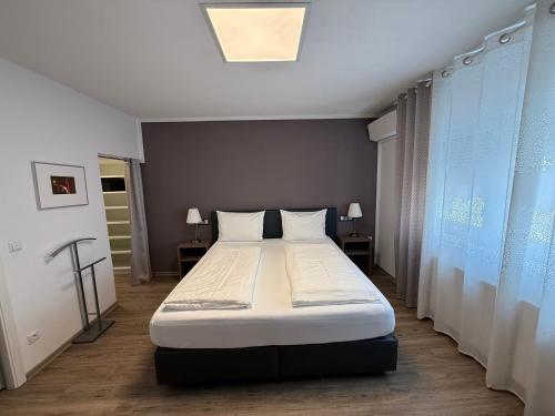 a bedroom with a large bed in a room at CityApartment K1 KLIMATISIERT in Friedrichshafen