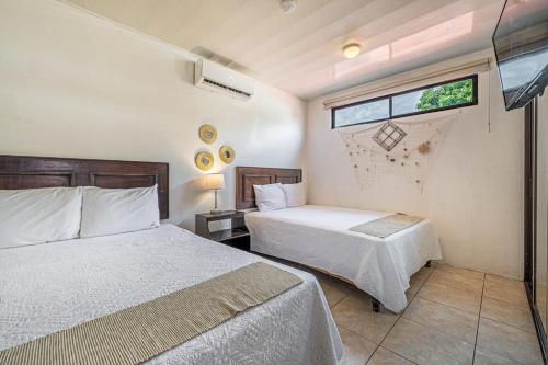 a bedroom with two beds and a window at Casa Sol in Carpintero