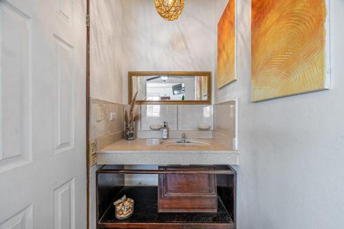 a bathroom with a sink and a mirror at Casa Sol in Carpintero