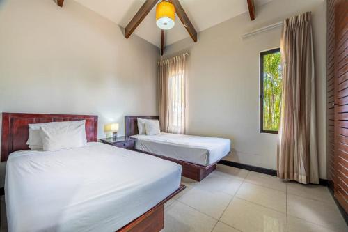 a bedroom with two beds and a window at Villa Sol 23 in Playa Hermosa