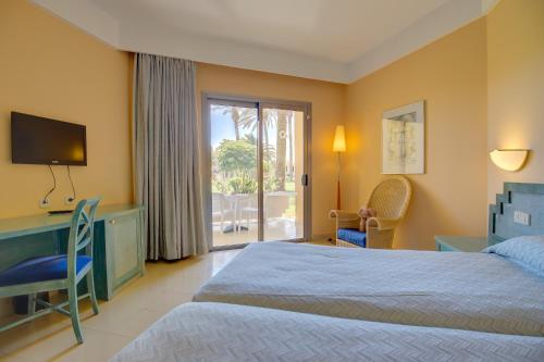 Postel nebo postele na pokoji v ubytování SBH Costa Calma Beach Resort Hotel