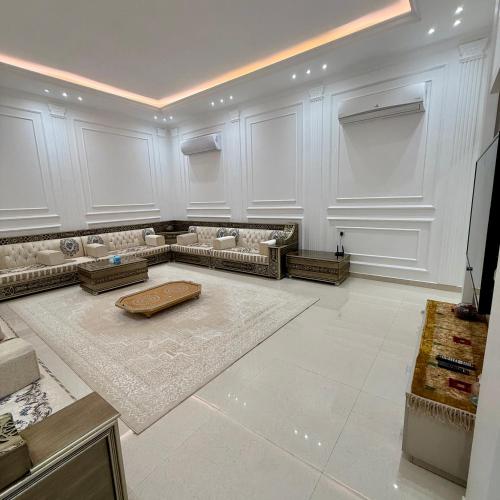 a large living room with couches and a rug at منزل الوادي in Fujairah