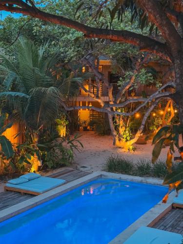 eine Villa mit Swimmingpool bei Nacht in der Unterkunft Villa Mango Jeri in Jericoacoara