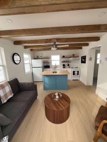 ein Wohnzimmer mit Sofa und Tisch in der Unterkunft Durrell's Nook in Twillingate