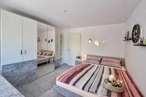 a bedroom with a large bed and a bathroom at Zentrales Apartment in Friedrichshafen mit Terrasse für bis zu 5 Personen in Friedrichshafen