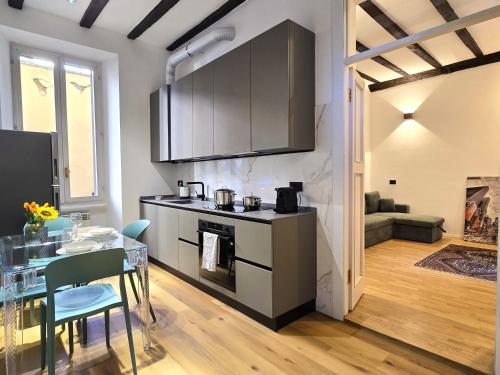 YR Apartments - Isola - Steps from Bosco Verticale and Metro