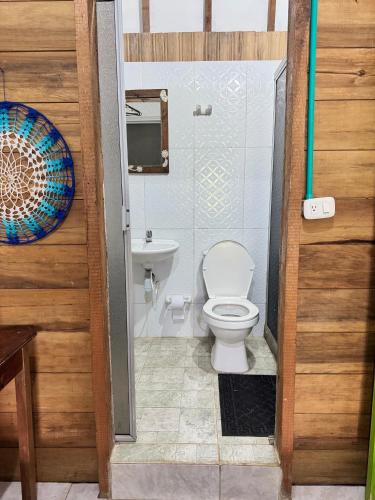 a bathroom with a toilet and a sink at Maiku Amazonas in Puerto Nariño