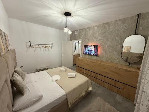 ein kleines Schlafzimmer mit einem Bett und einem Spiegel in der Unterkunft BM Prestige in Presezzo