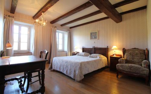 a bedroom with a bed and a table and a chair at Chambre n4 Maison dHôtes de Charme in Maizières