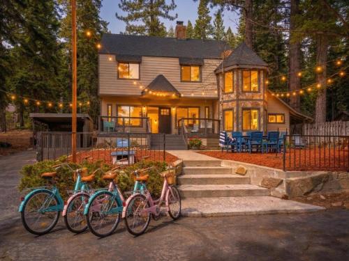 a group of bikes parked in front of a house at Luxurious 7BR Walk 2 Beach and Bus Stop in Carnelian Bay