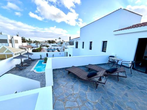 4-BR, Sea-View VILLA, private pool and BBQ, in Corralejo Downtown!
