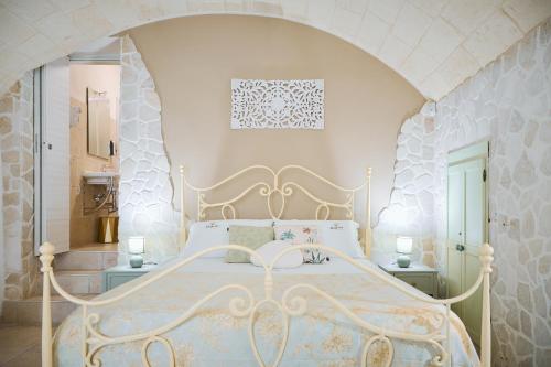 a bedroom with a white bed and two lamps at B&B Magnolia Centro Storico Grottaglie in Grottaglie