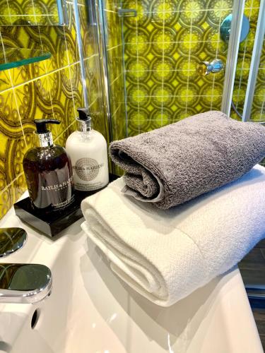 a bathroom with a sink with towels and a shower at Comfort Doppelzimmer mit Balkon und Blick ins Grüne in Mespelbrunn