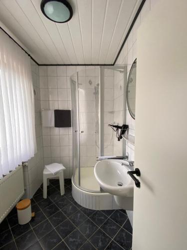 a bathroom with a sink and a shower at Weingut Lehnert-Später in Piesport