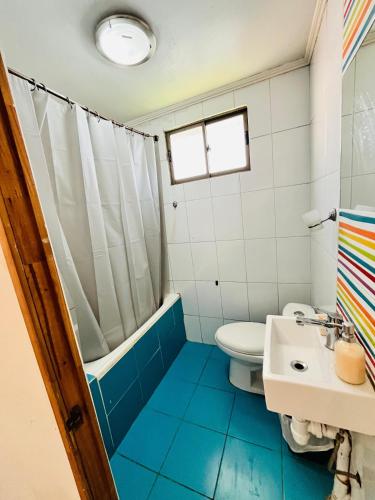 a bathroom with a toilet and a sink at Departamento Independiente Altavista Hostal- 6 personas in Rancagua