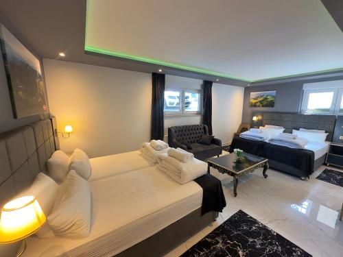ein Schlafzimmer mit einem Bett und ein Wohnzimmer mit einer Couch in der Unterkunft NRING VILLA Adenau in Adenau