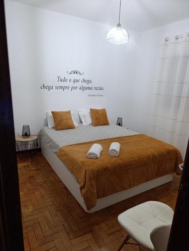 a bedroom with a bed with two towels on it at CASA SOPHIE - Alojamento - Casa de Férias Completa in Ancião