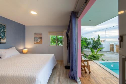 ein Schlafzimmer mit Bett und ein Swimmingpool in der Unterkunft Flamingo Beach Santa Marianita Manta in Manta