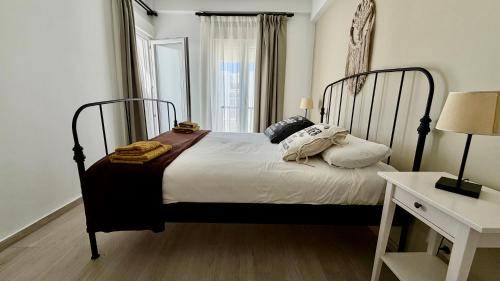 a bedroom with a large bed with white sheets and pillows at TarifaMiCasa Mar Tirreno in Tarifa