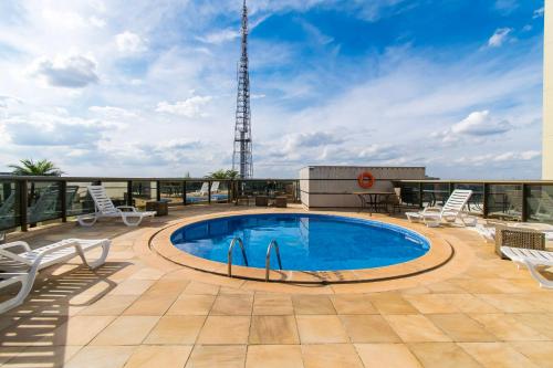 a swimming pool on the roof of a building at Brasil 21 Bloco D Flat em Brasília 80760 in Brasília