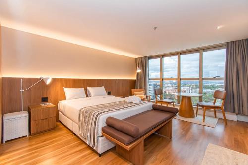 a hotel room with a bed and a desk at Brasil 21 Bloco D Flat em Brasília 80760 in Brasília