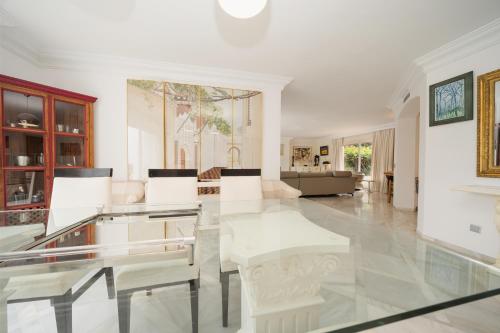 Villa Aviemore - Luxury Villa with Pool in Nueva Andalucia