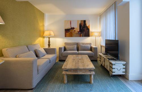 4BR Private Garden - Best Location for Families