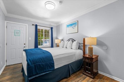 a bedroom with a bed and a window at Rest Haven Motel in Los Angeles