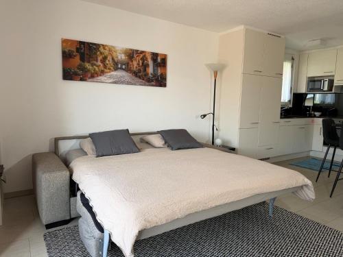 a bedroom with a bed with a painting on the wall at Onyx - 1 5 Zimmer in Muralto